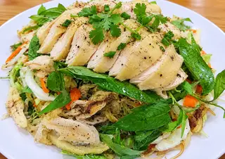 Hình ảnh Ức gà ta - gỏi ăn kèm 