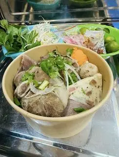 Hình ảnh Bún bò Huế tô đầy đủ