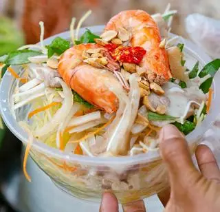 Hình ảnh gỏi đu đủ thập cẩm ( tai heo, tôm, thịt)