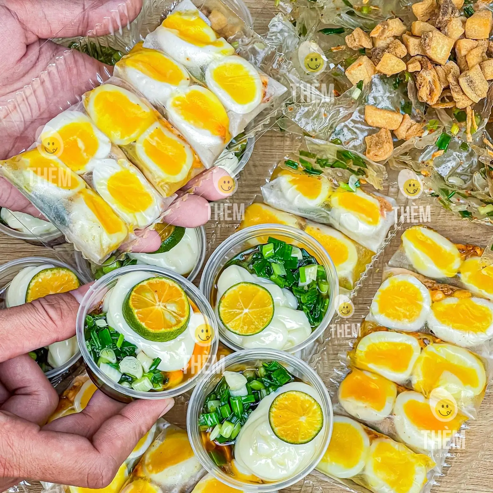 Hình ảnh Bánh Tráng Cuốn Trứng Lòng Đào - Mỡ Hành Kèm Sốt