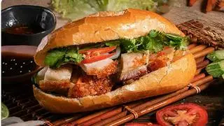 Hình ảnh Bánh mỳ xúc xích - chả cá