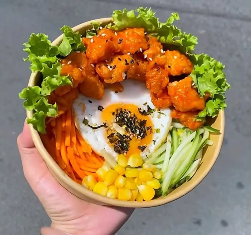 Hình ảnh Cơm Gà Viên Sốt Cay