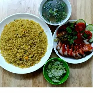Hình ảnh Cơm rang thịt ba chỉ quay