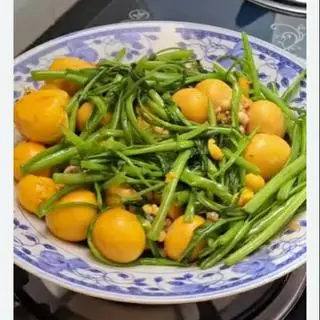 Hình ảnh trứng gà non xào rau muống 