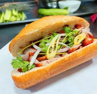 Hình ảnh Bánh mì heo quay đặc biệt