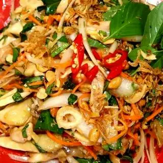 Hình ảnh Gỏi gà chạy bộ kèm bánh ướt ăn thêm