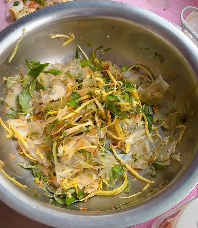 Hình ảnh Bánh tráng trộn mỡ hành sate phơi sương truyền thống 