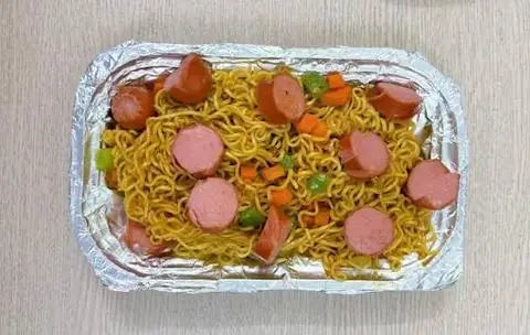 Hình ảnh Mỳ trộn xúc xích