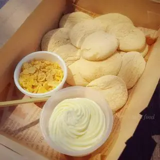 Hình ảnh Bánh Mochi dòng nếp Nhật Bản phủ bột đậu nành chấm kem sữa