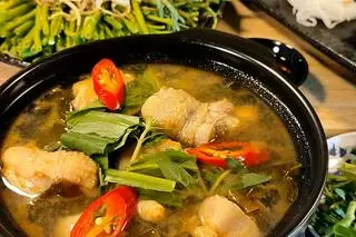 Hình ảnh Cơm canh gà lá giang