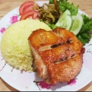 Hình ảnh Cơm Chiên - Má Đùi Sốt Mắm Tỏi ( Tặng Trà Tắc )