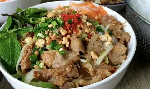 Hình ảnh Bún thịt xào truyền thống