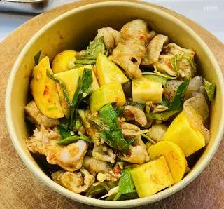 Hình ảnh Chân gà sứa trứng non sốt thái 