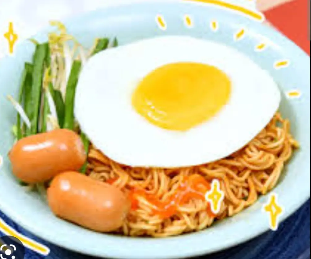 Hình ảnh Mì Trộn Trứng ốp la, xúc xích 