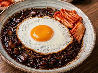Hình ảnh Mì tương đen trứng ốp