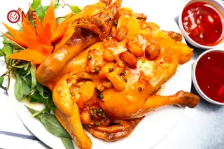 Hình ảnh nguyên con gà hấp hấp mắm nhĩ 