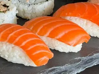Hình ảnh Cơm Nắn Cá Hồi-Salmon nigiri