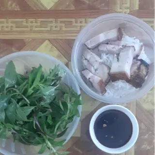 Hình ảnh bún chấm thịt quay giòn bì