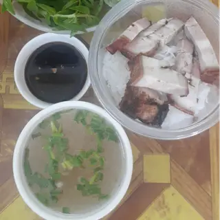 Hình ảnh bún thịt quay giòn bì