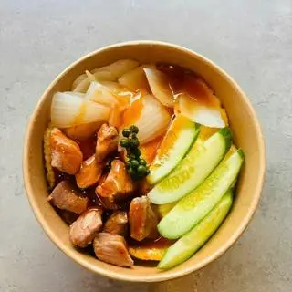 Hình ảnh Cơm bò sốt tiêu xanh phủ trứng