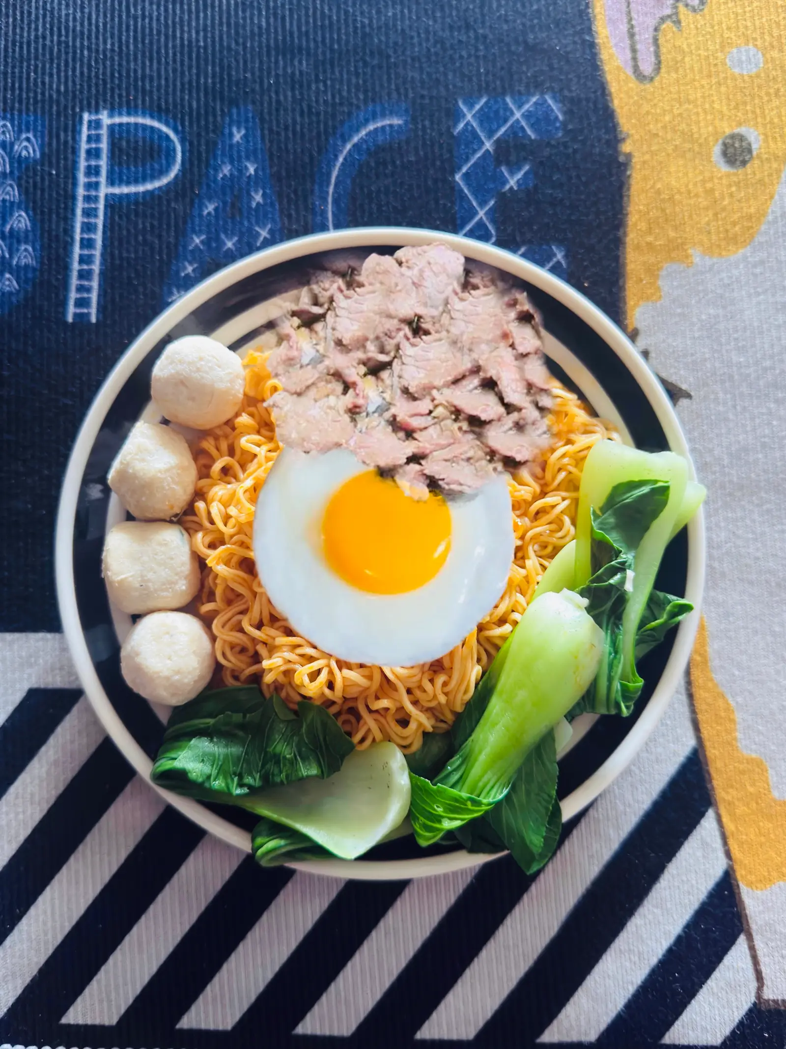 Hình ảnh Mì trộn bò - trứng - cá viên