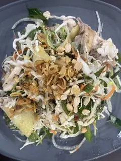 Hình ảnh Gỏi gà ta nữa con kèm cháo