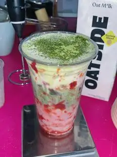 Hình ảnh Matcha latte dâu 
