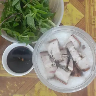 Hình ảnh cháo thịt quay giòn bì