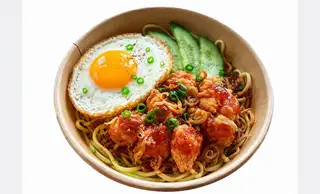 Hình ảnh Mì trộn gà rán siêu giòn