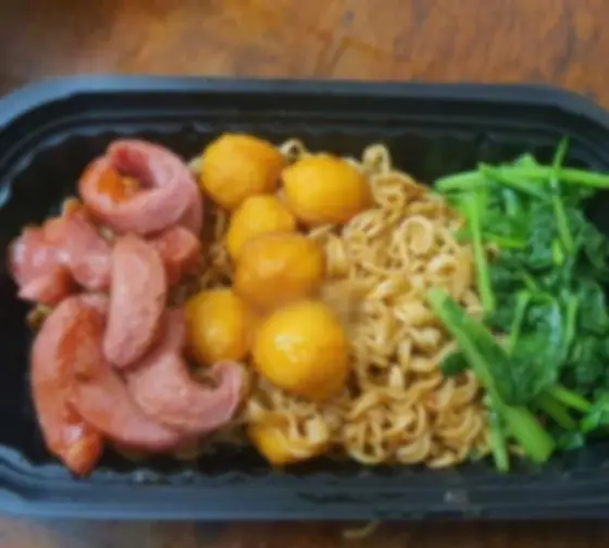 Hình ảnh Mì trộn xúc xích cá viên