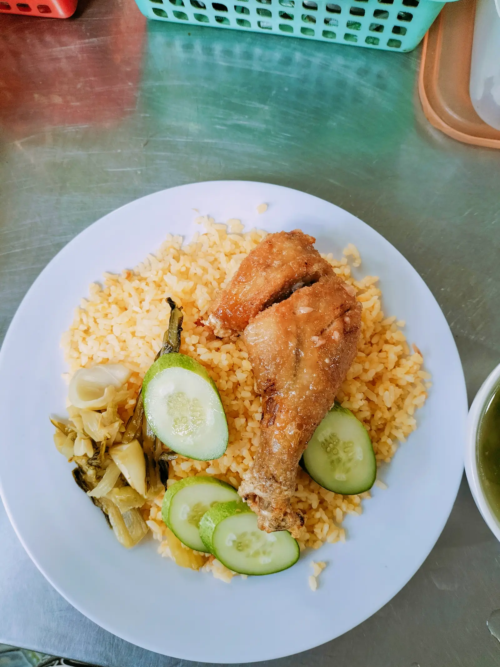 Hình ảnh Cơm chiên gà xối mỡ đùi hoặc ức+ canh
