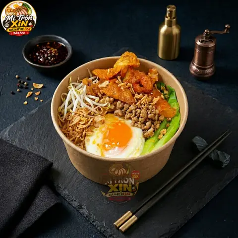 Hình ảnh Mì trộn gà chiên xù trứng lòng đào