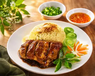 Hình ảnh Cơm Má Đùi Gà Sốt tiêu đen