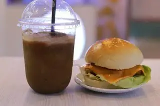 Hình ảnh Combo Hamburger Bò-phô mai lát + Cà phê sữa 