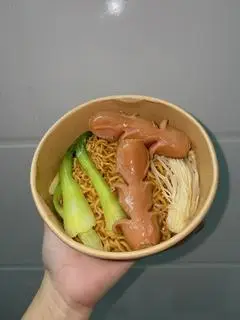 Hình ảnh  mì trộn 2 xúc xích 