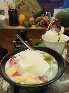Hình ảnh Hoa Quả Dầm Sữa Chua + Chè Dừa Dầm Thạch Lá