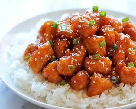 Hình ảnh cơm gà viên sốt cay ngọt