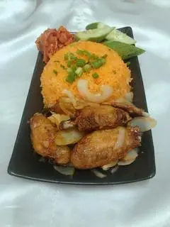 Hình ảnh cơm cánh gà sốt không cay 