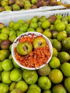 Hình ảnh Mận Xanh Lắc Muối ớt 