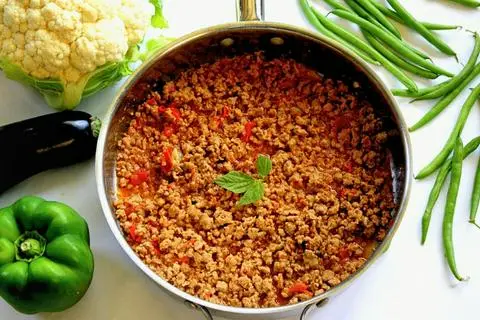 Hình ảnh Cơm thịt bằm sốt cà chua + canh rau củ