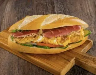 Hình ảnh Bánh mì xúc xích+ trứng