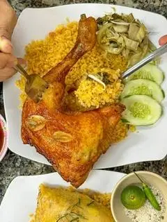 Hình ảnh Cơm Gà Đùi Góc Tư Xối Mỡ