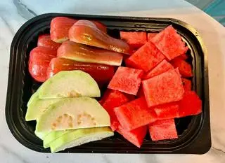 Hình ảnh Khay mix Ổi- Đào- Dưa hấu
