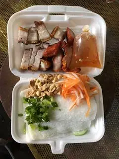 Hình ảnh bánh hỏi heo quay xá xíu 
