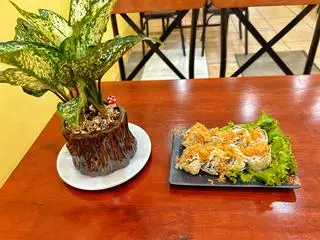 Hình ảnh Cơm cuộn chiên sốt cay  - trà tắc