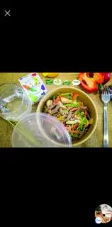 Hình ảnh Cơm lứt thăn heo xào hành tây ớt chuông. rice whith pork and vegetables 