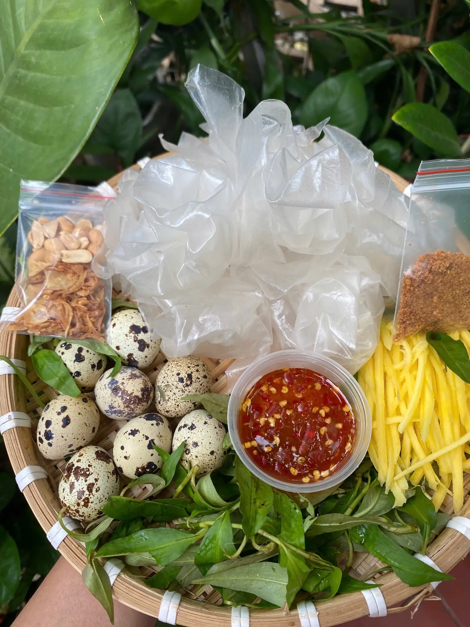 Hình ảnh Bánh tráng chấm hoặc trộn sốt tắc muối sặc siêu trứng