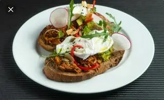 Hình ảnh Bbq pulled chicken poached eggs on toast