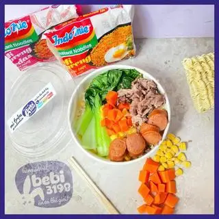 Hình ảnh Mì trộn, xúc xích, bò xào, rau