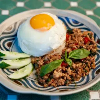 Hình ảnh Cơm xào thịt gà với lá hương nhu (Thai Holy Basil Chicken Rice)
